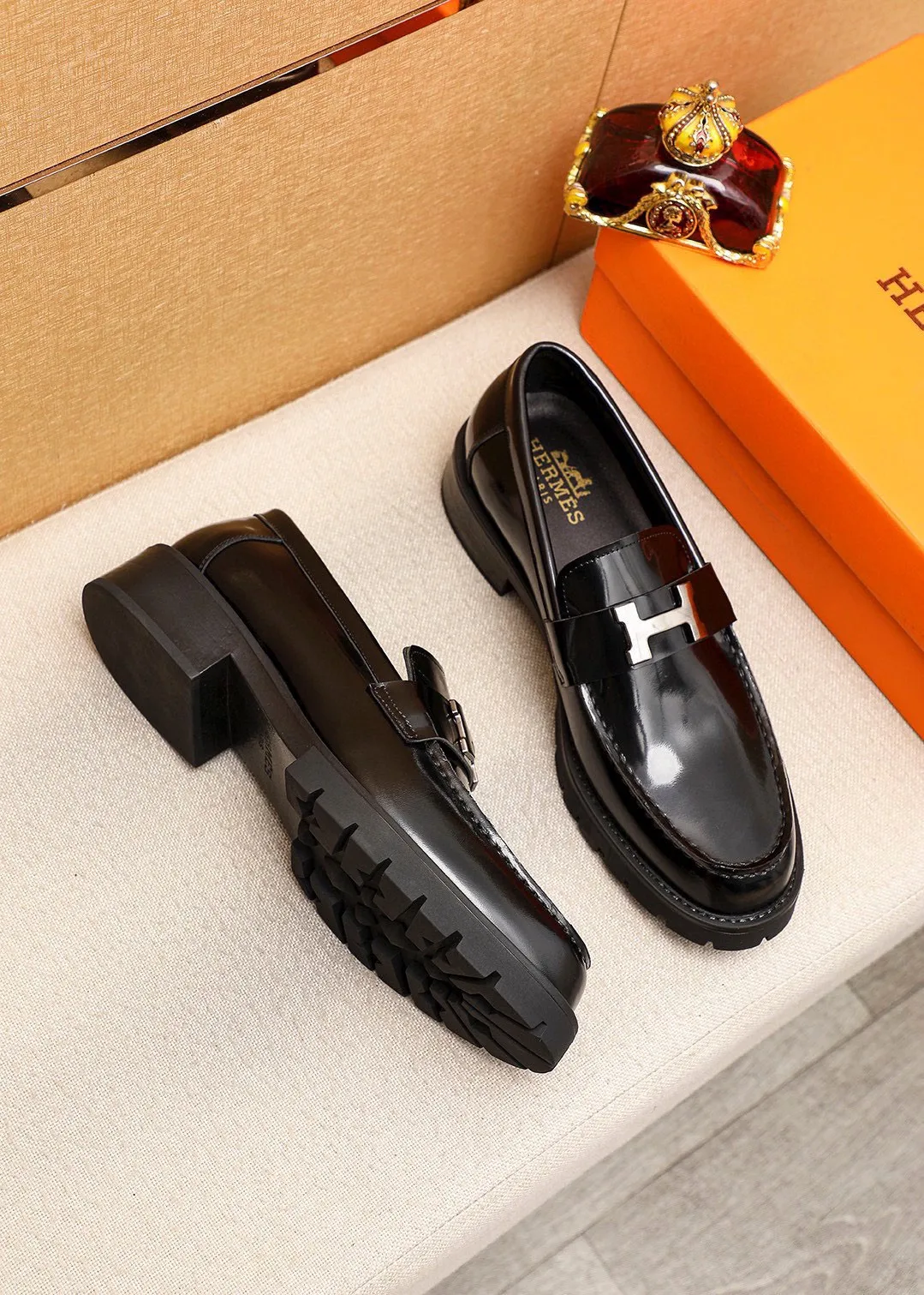 Men's shoes 💰460 💐 Product trademark: HERMES "Hermès" casual leather shoes Regular size: 39-44 (38.45🉑️customized) Product materials: Selected imported first-layer open-edge beaded cowhide upper + classic hardware buckle, imported water-dyed 🐂 cowhide lining. Strong three-dimensional visual effect, non-slip and wear-resistant rubber outsole Color: 1⃣️color optional